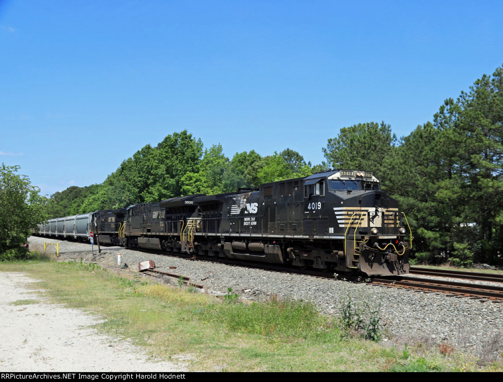 NS 4019 leads train 62U